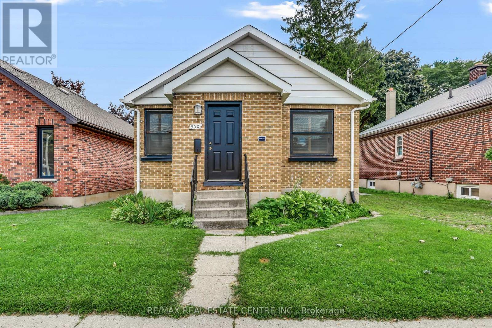 900 ADELAIDE STREET N - 1