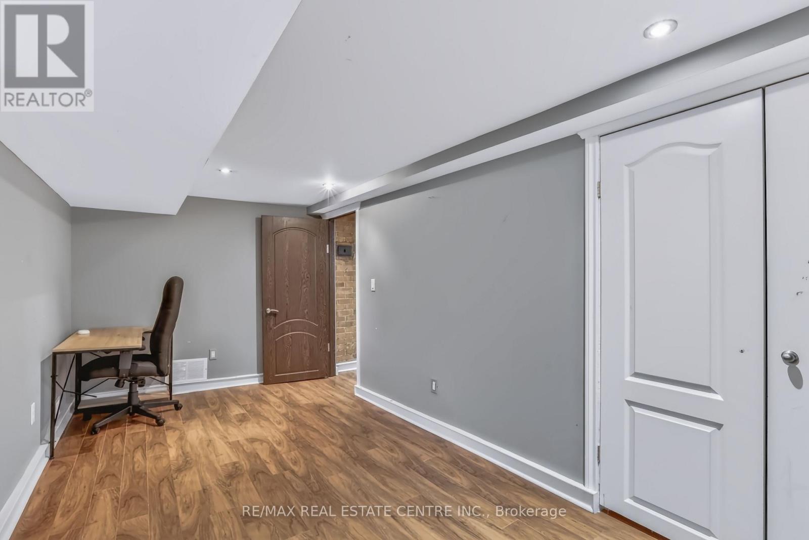 900 ADELAIDE STREET N - 25