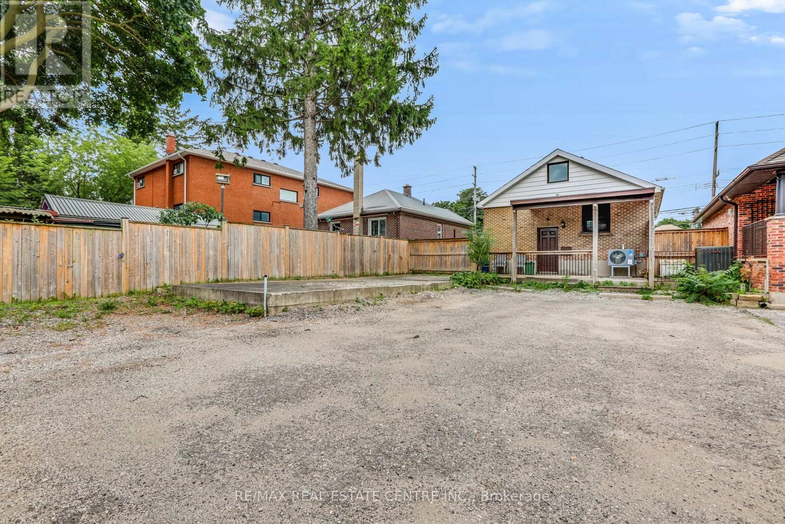 900 ADELAIDE STREET N - 29
