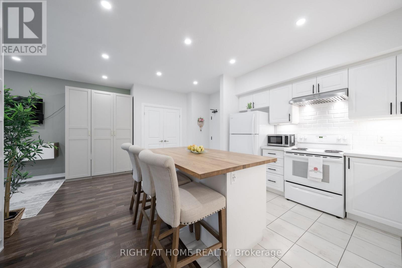 #304 157 WELLINGTON STREET E - 14