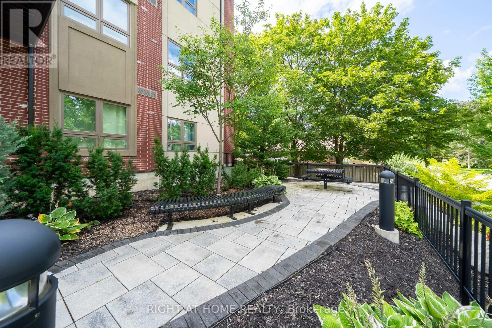 #304 157 WELLINGTON STREET E - 30