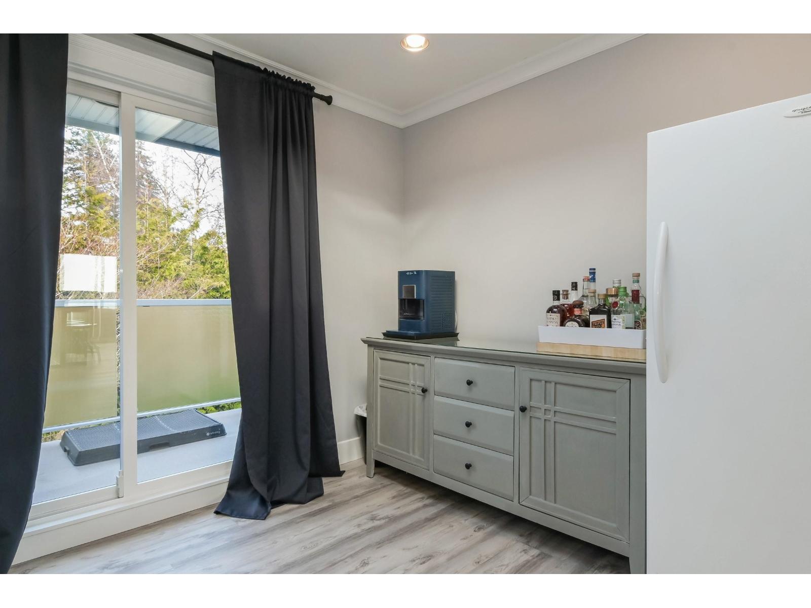 15587 SEMIAHMOO AVENUE, White Rock