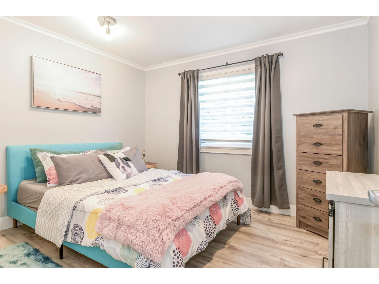 15587 SEMIAHMOO AVENUE, White Rock