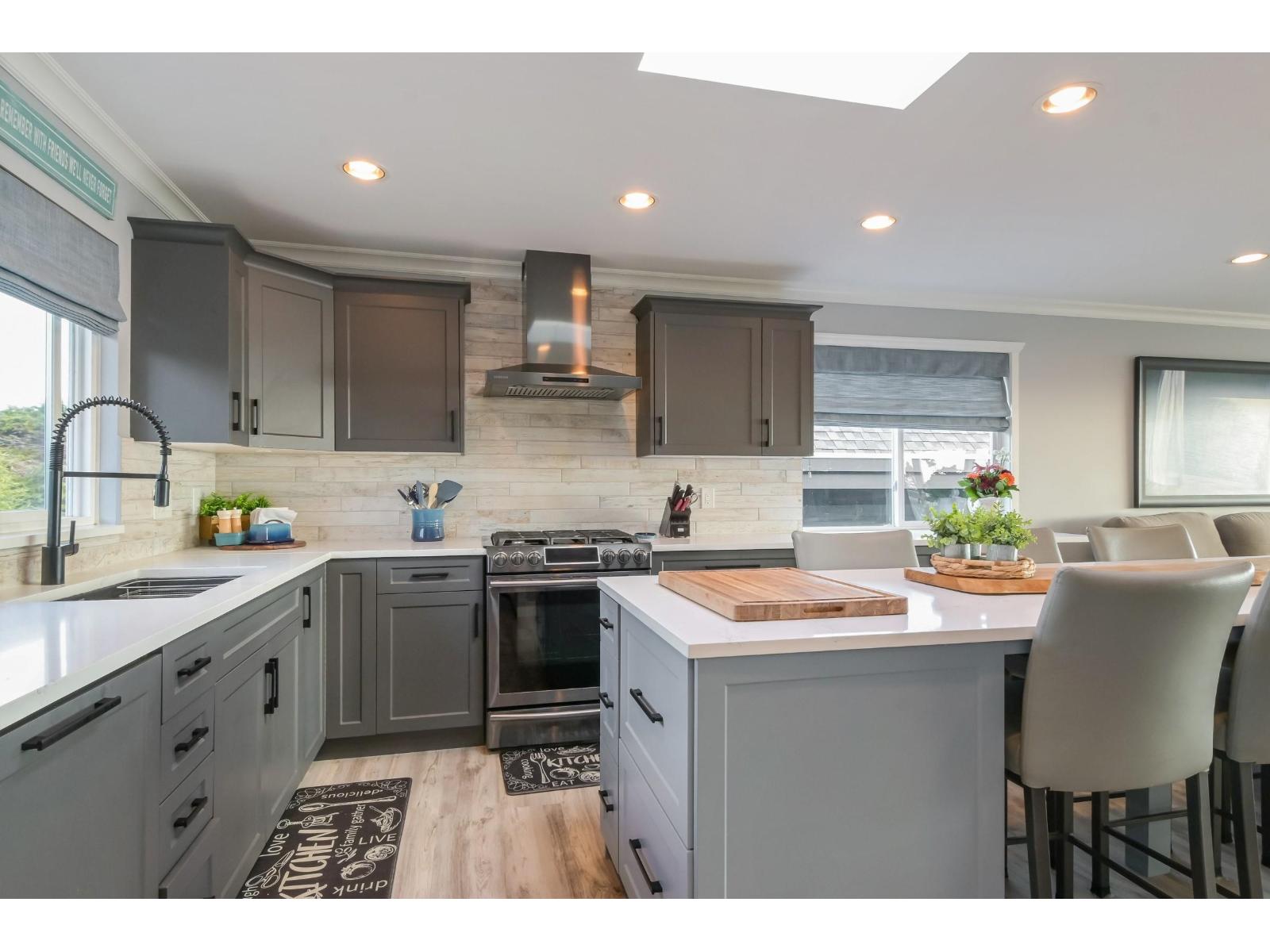 15587 SEMIAHMOO AVENUE, White Rock