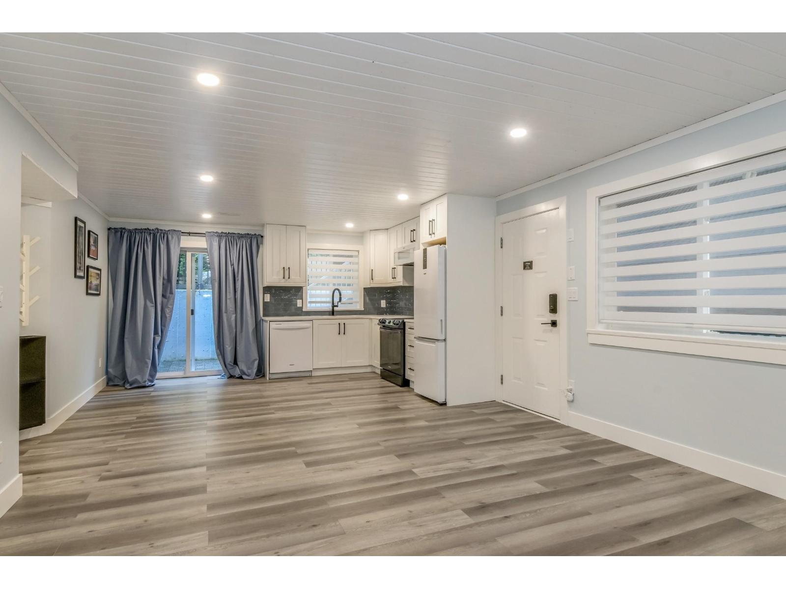15587 SEMIAHMOO AVENUE, White Rock