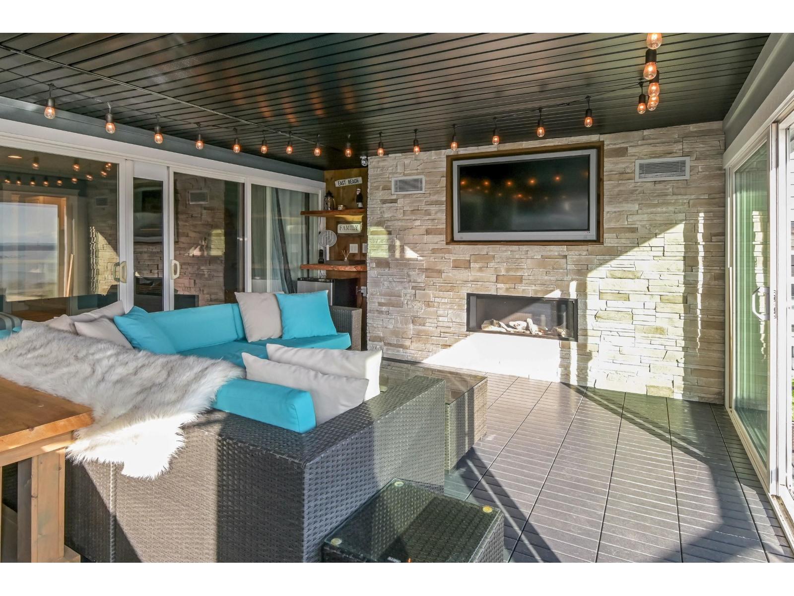 15587 SEMIAHMOO AVENUE, White Rock