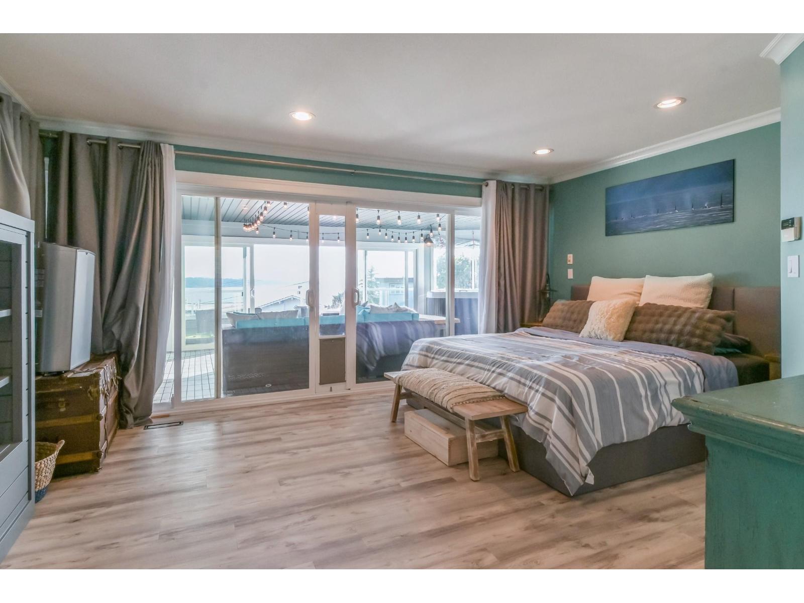 15587 SEMIAHMOO AVENUE, White Rock
