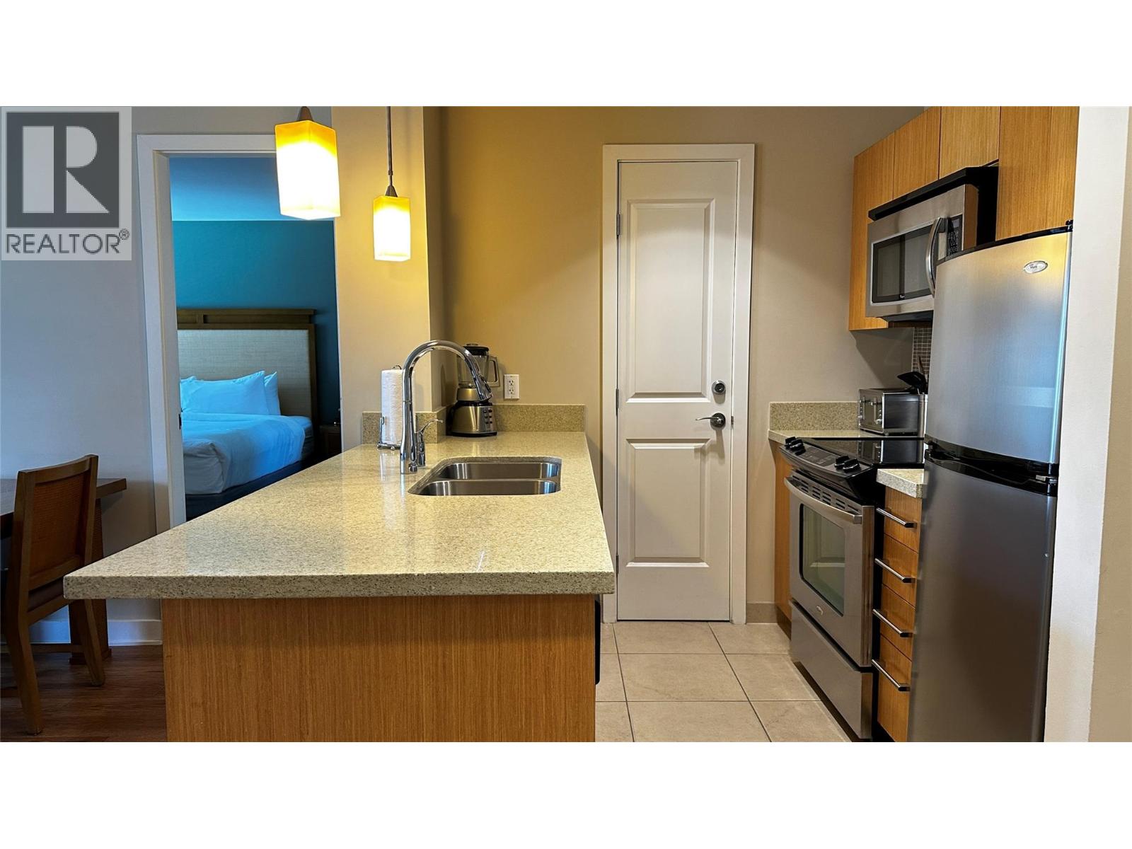 #335 15 Park Place - Image 3
