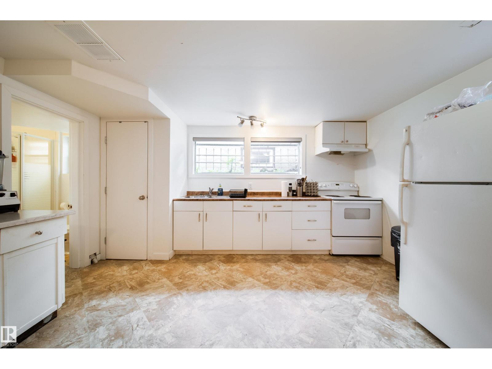 10671 63 AV NW - 28