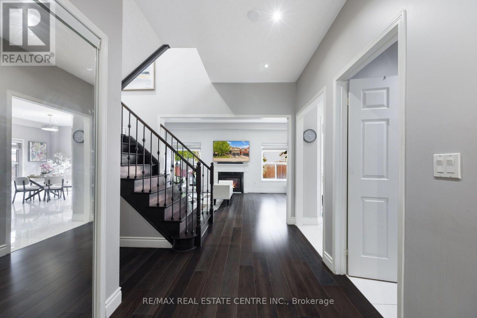 54 LOCKBURN CRESCENT - 9