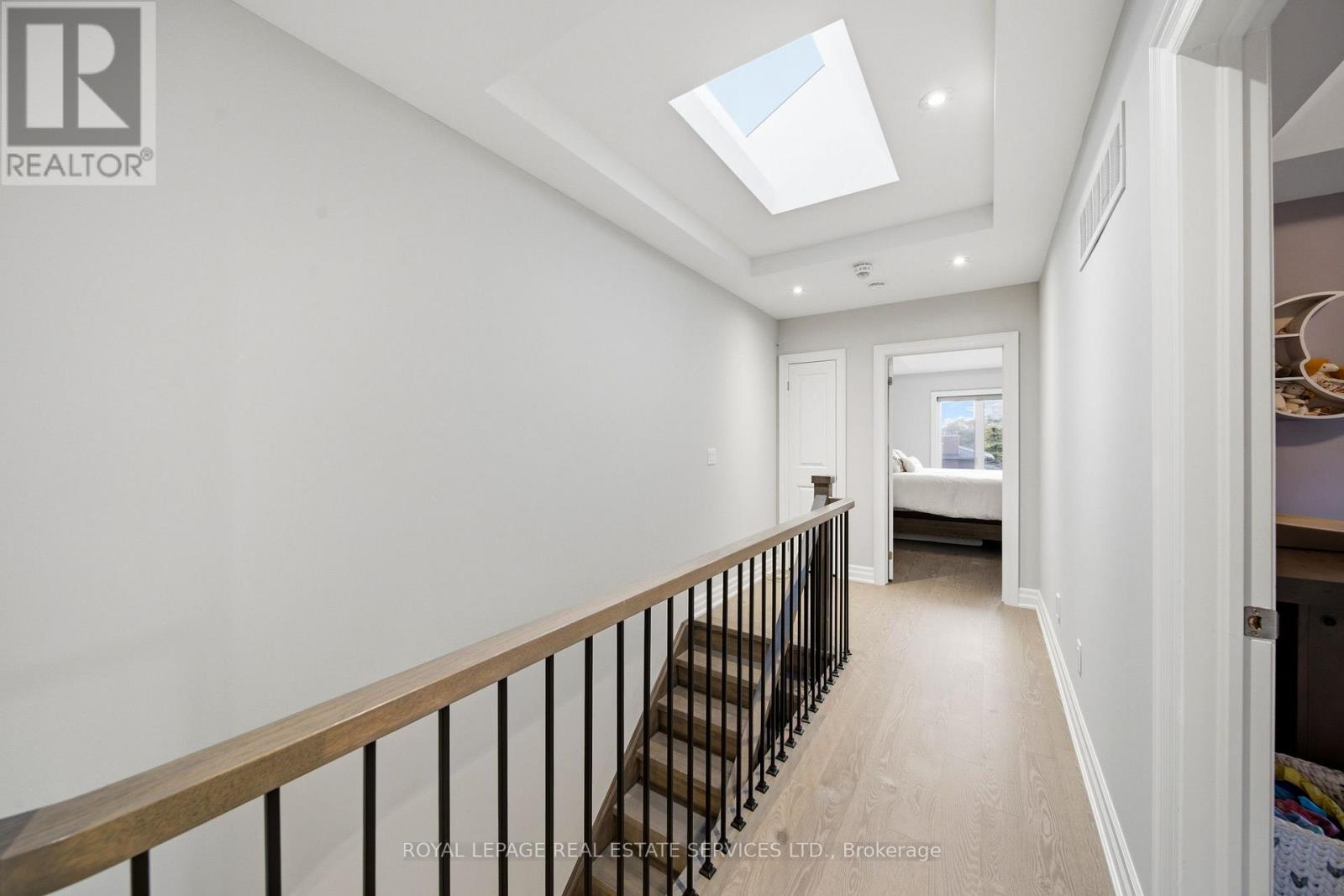 98 FOCH AVENUE S - Image 25