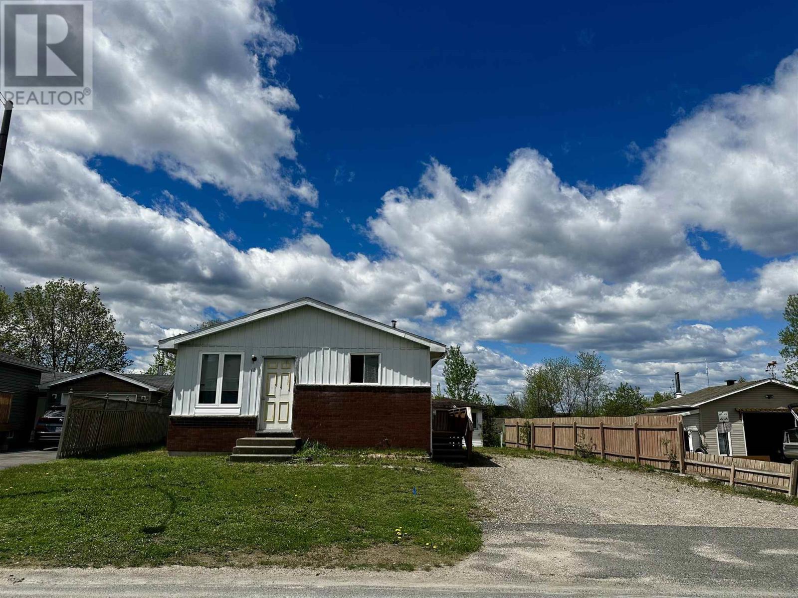 12 LAUZON CRES - 2