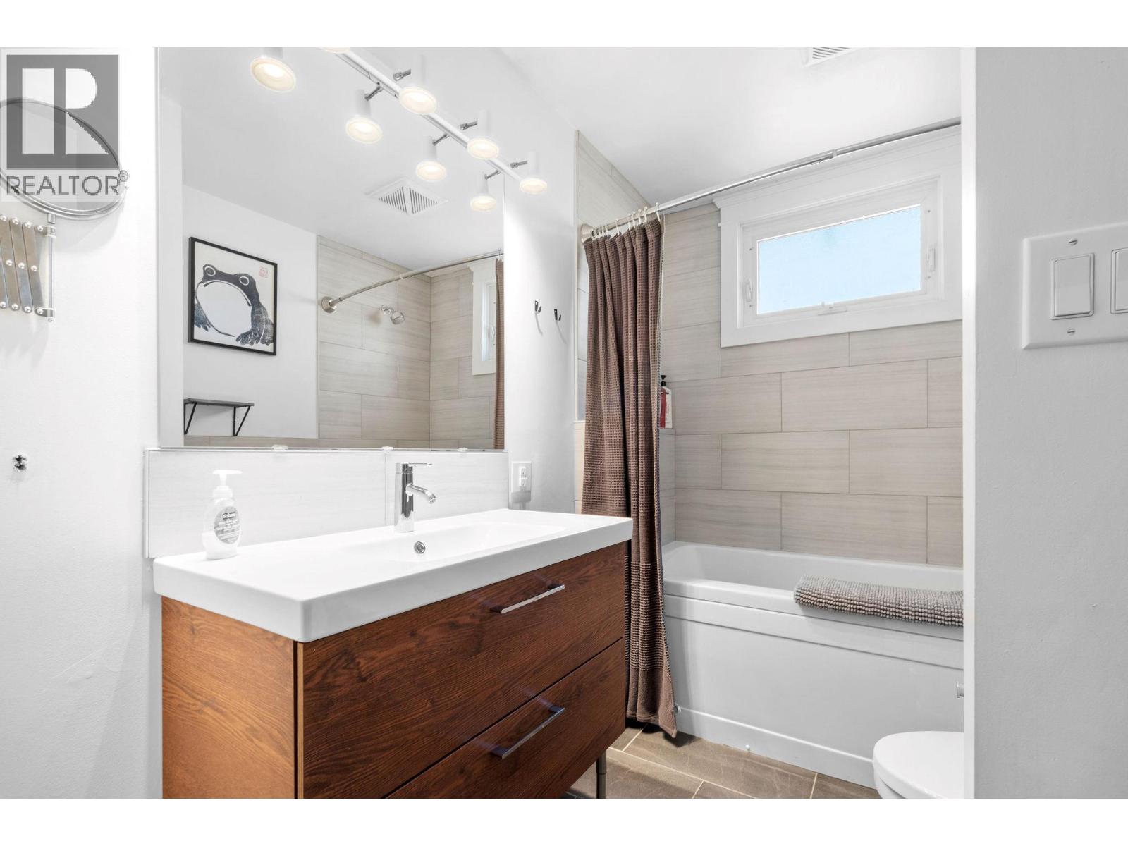 701 Broadway Street W - 30