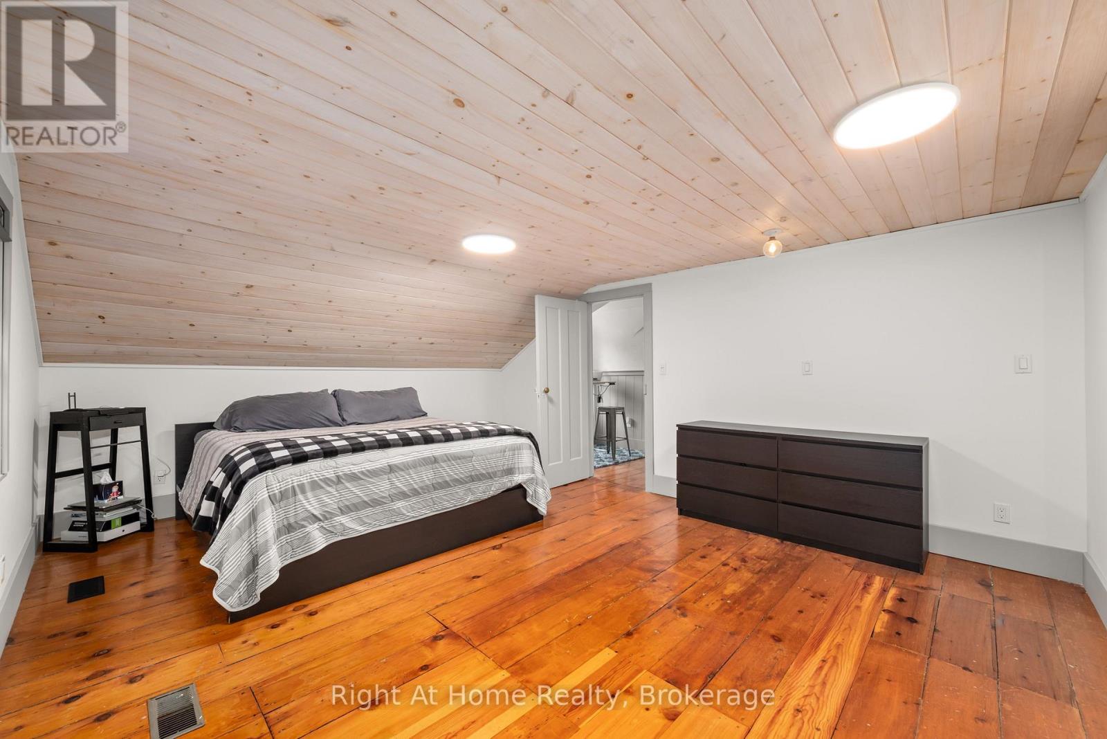 88 KING STREET E - Image 32