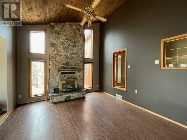 699 Coombes DR - 5