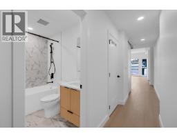 2xx 422 E 3rd Street, North Vancouver, BC V7L0K1 Photo 14