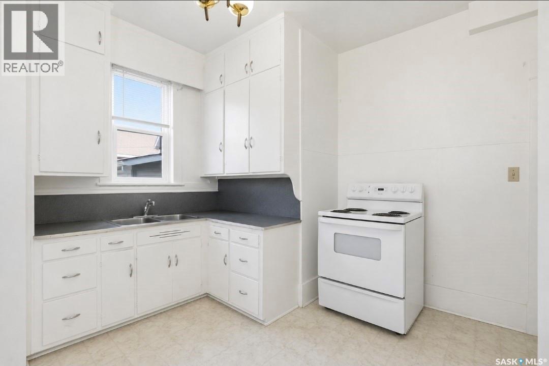 610 Albert AVENUE - 12