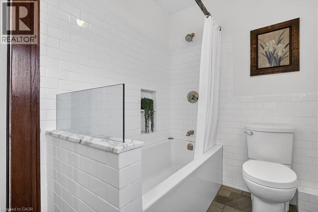 859 QUEEN'S Boulevard - 19