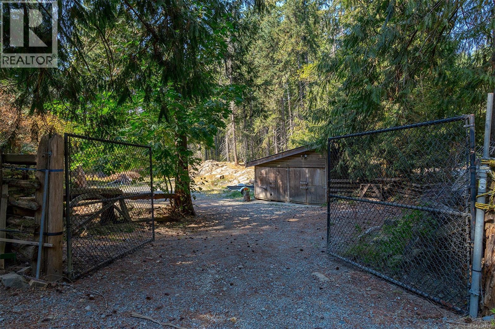 2051 May Ave - 34