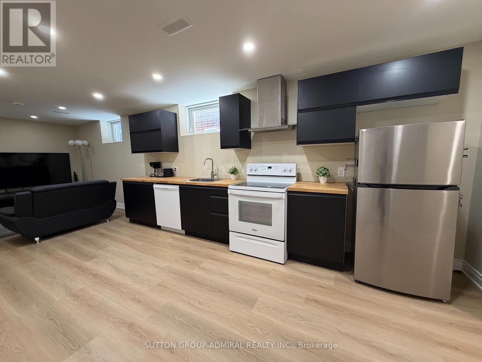 232 Frederick Curran Lane, Newmarket (Woodland Hill), Ontario, L3X3J3, Newmarket (Woodland Hill), Ontario — photo 3 of 5