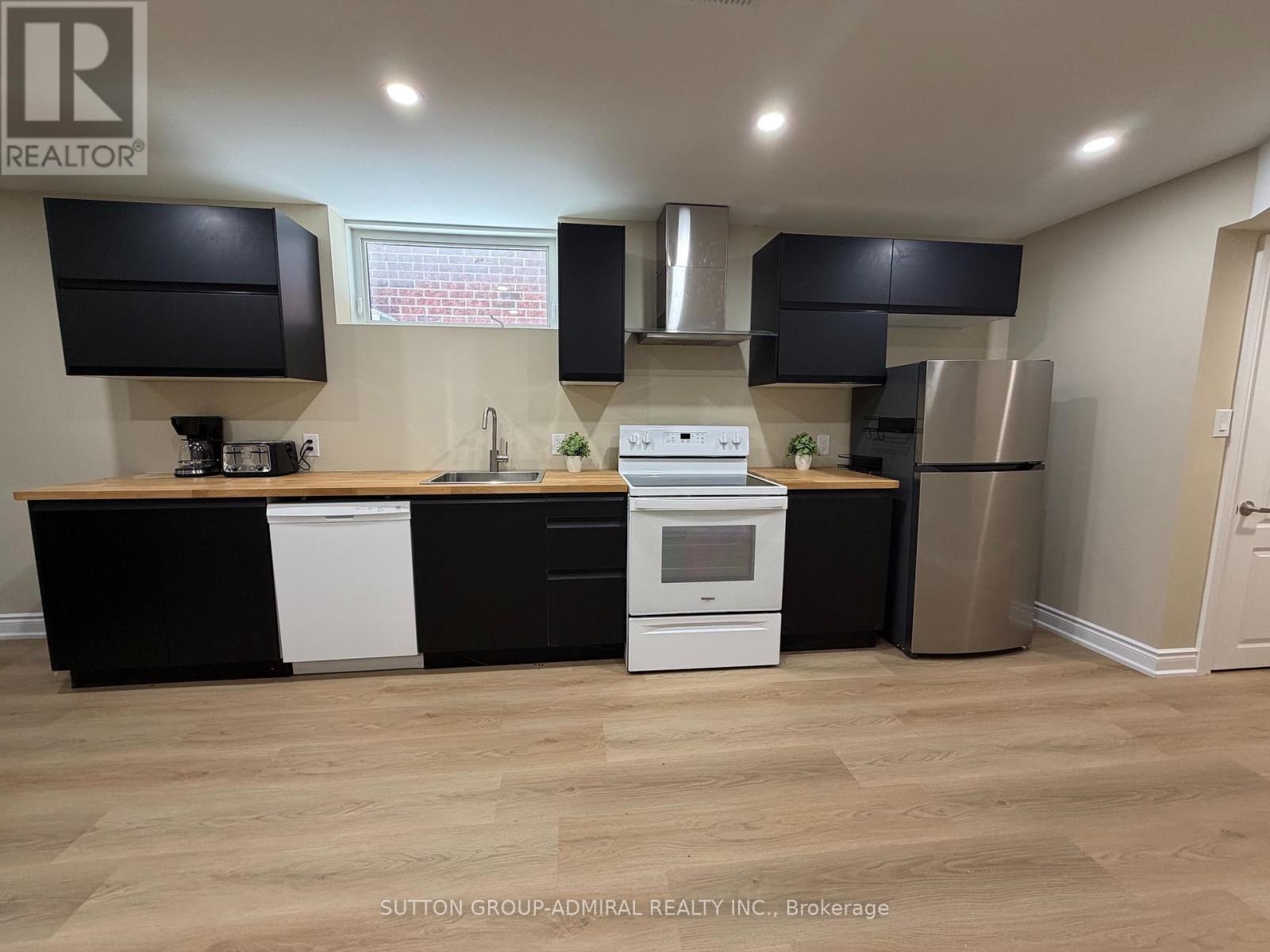 232 Frederick Curran Lane, Newmarket (Woodland Hill), Ontario, L3X3J3, Newmarket (Woodland Hill), Ontario — photo 4 of 5