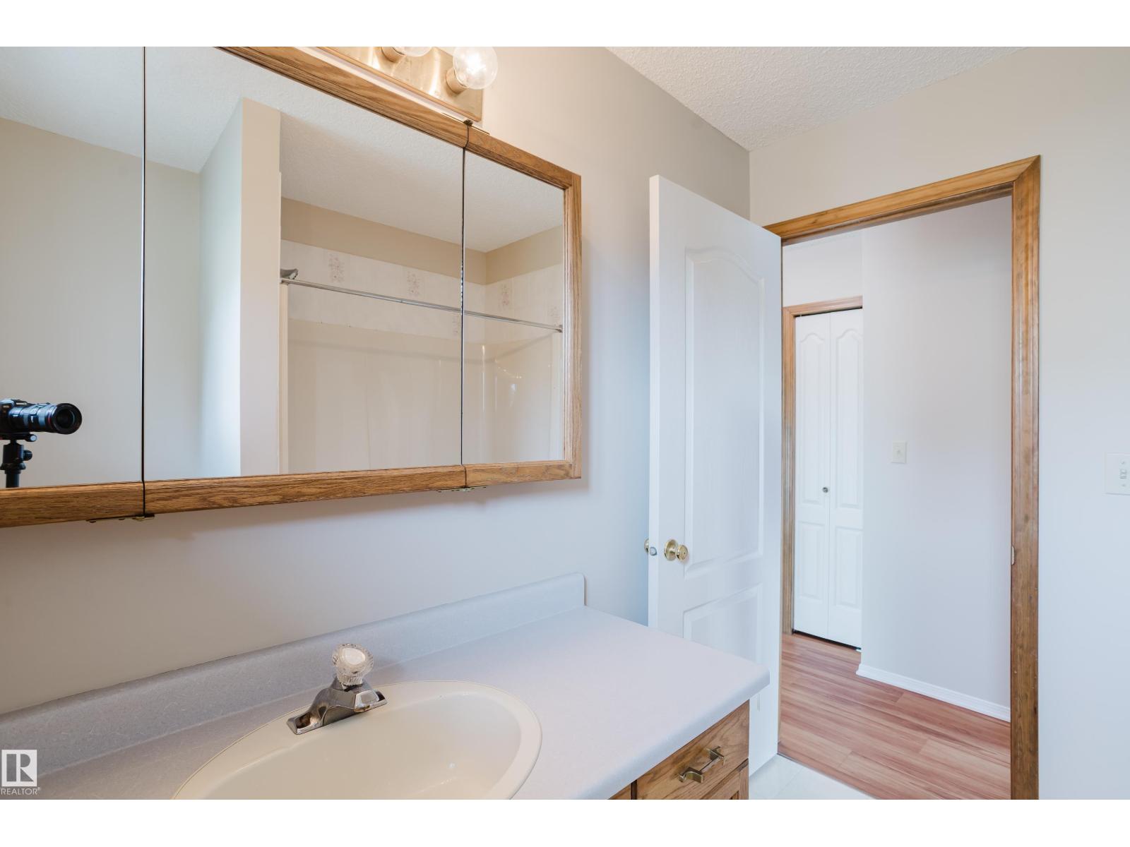 9220 92 ST NW - 23
