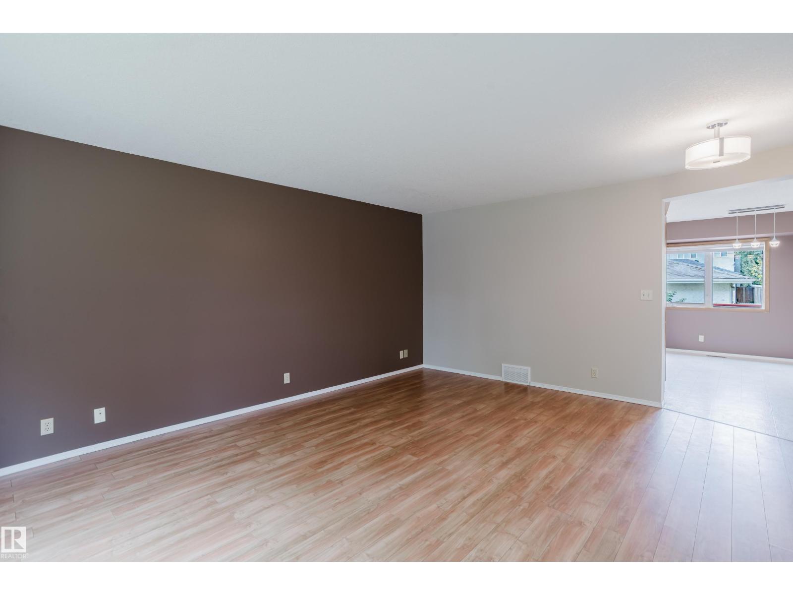 9220 92 ST NW - 24