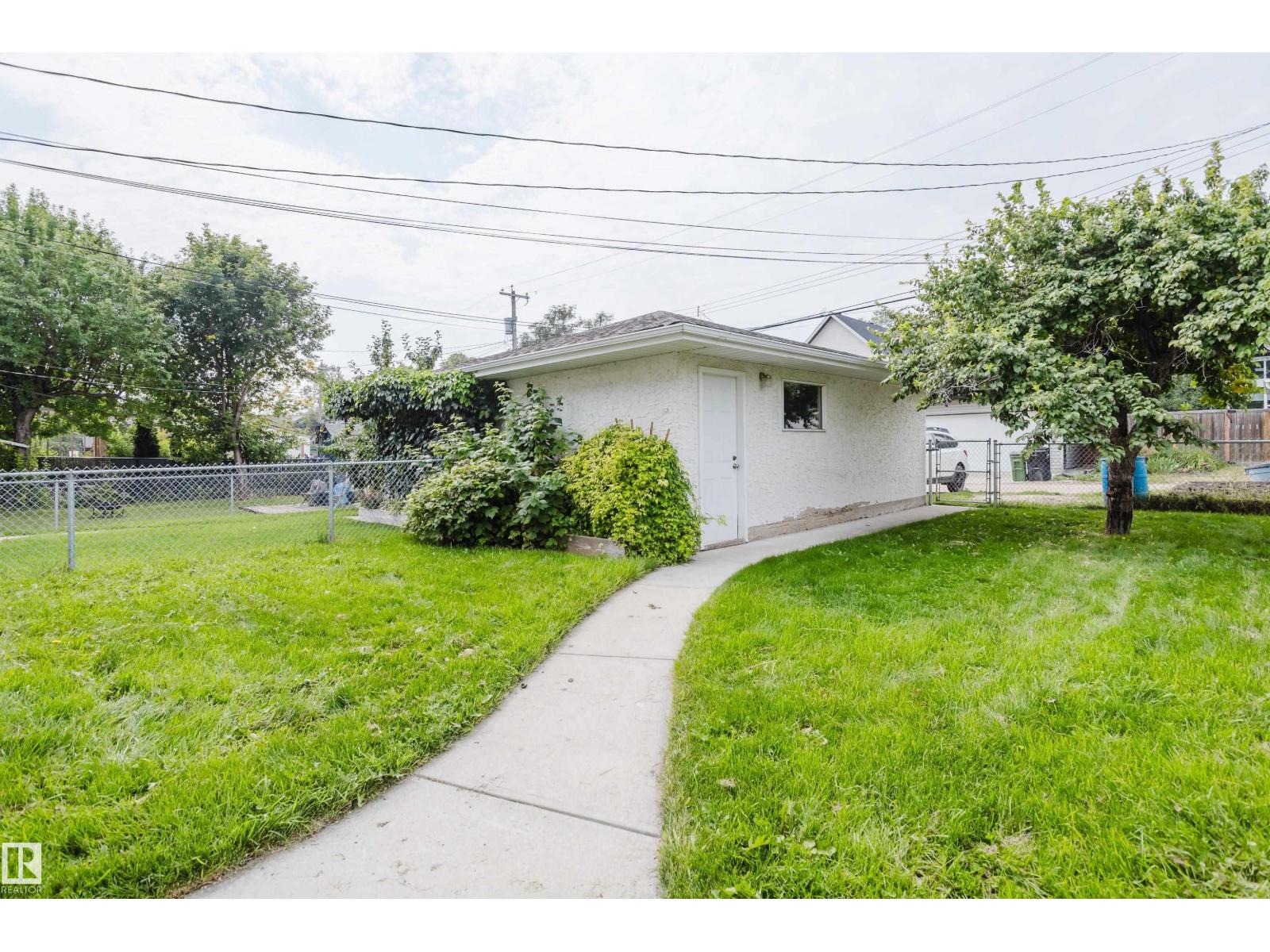 9220 92 ST NW - 39