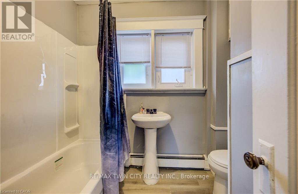 698 KING STREET W - 25