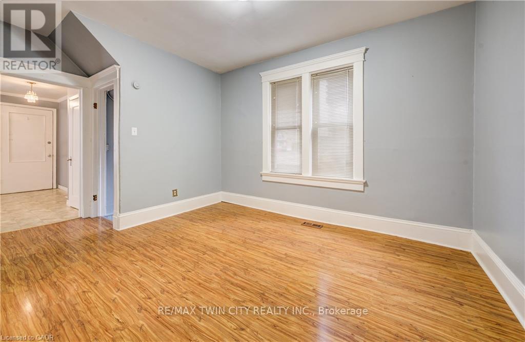 698 KING STREET W - 8