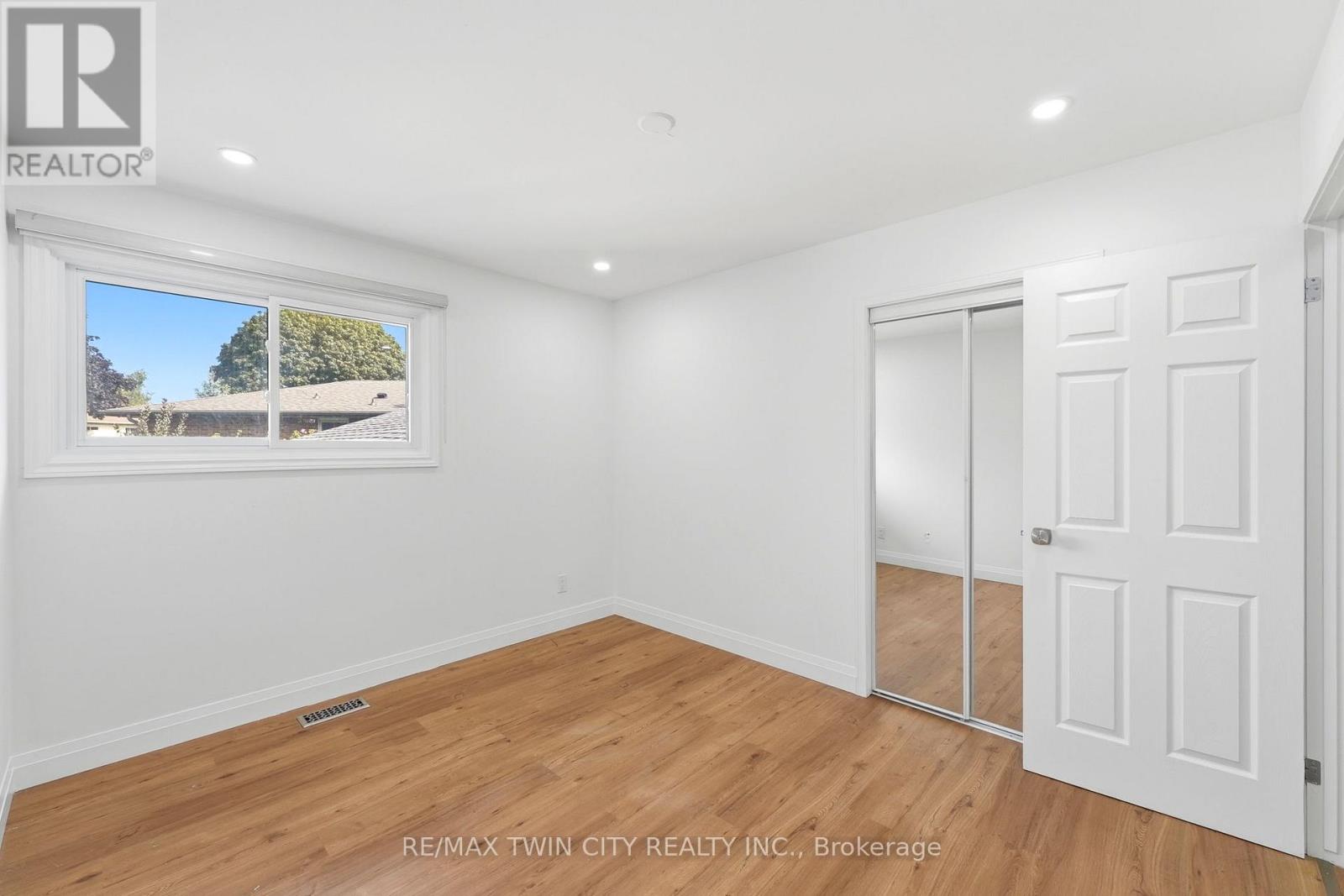 58 TUPPER CRESCENT - Image 19