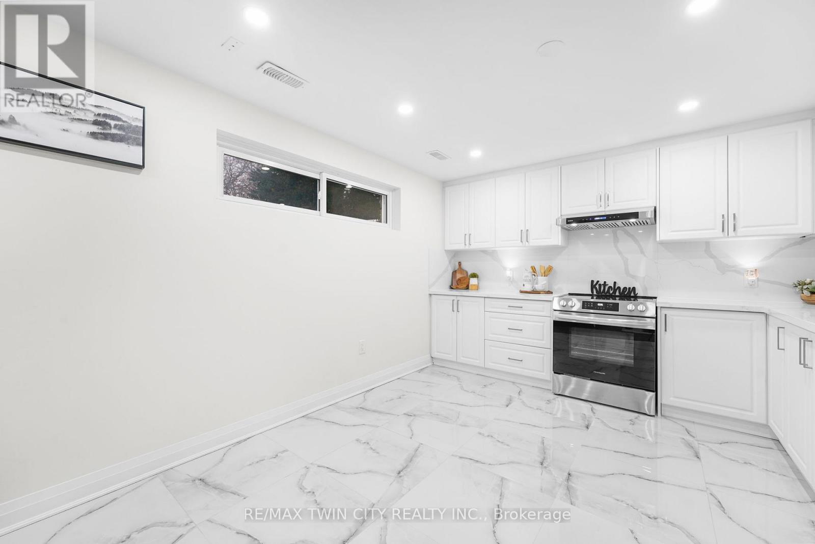 58 TUPPER CRESCENT - Image 31