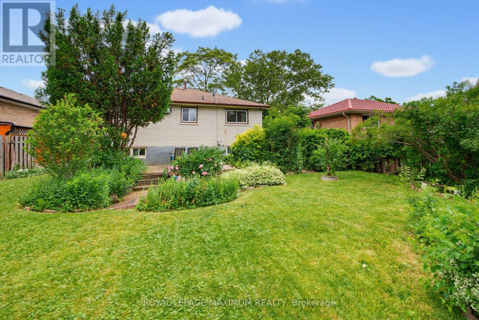 41 STRATHAVON DRIVE - 33