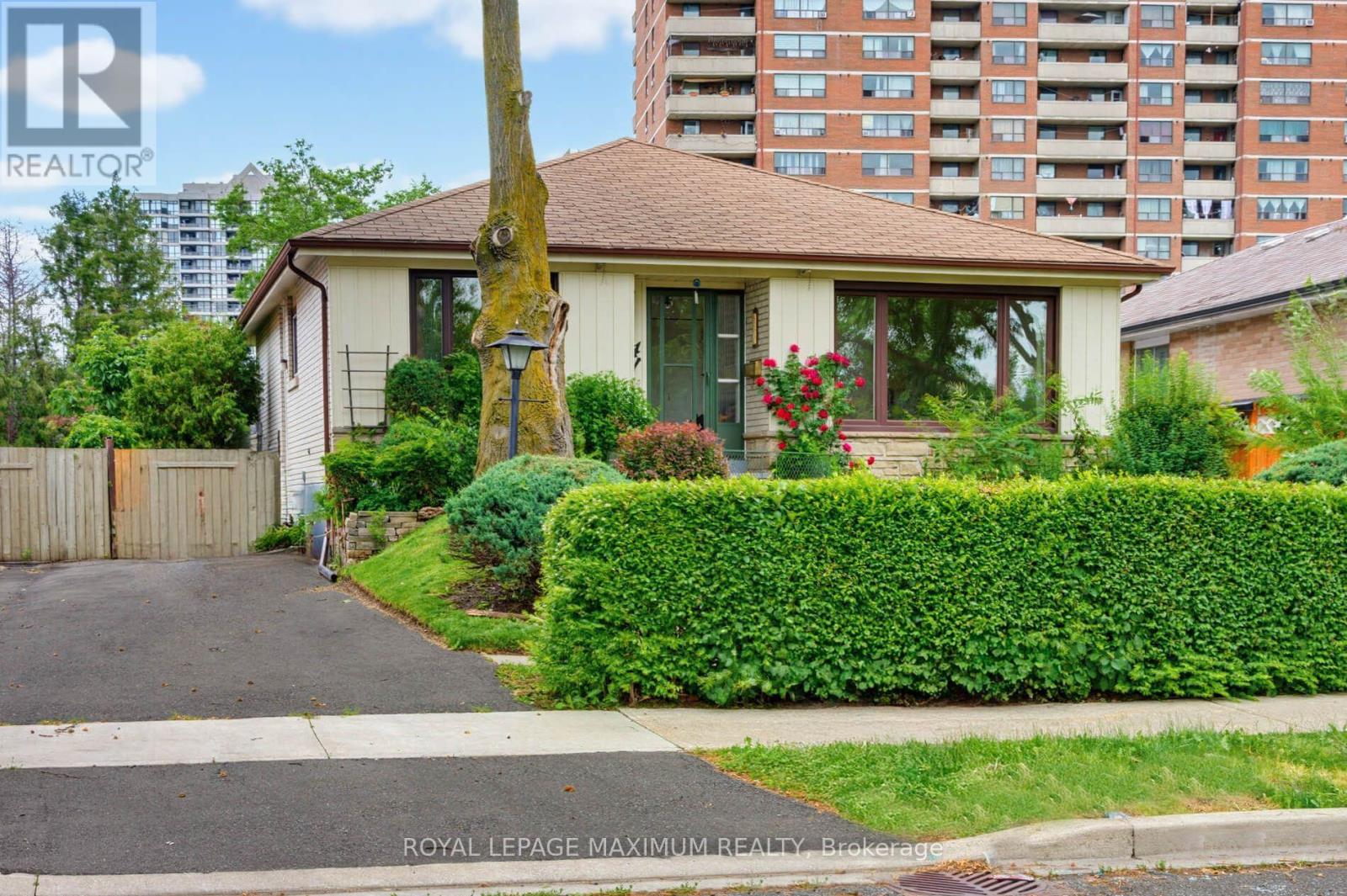 41 STRATHAVON DRIVE - 2