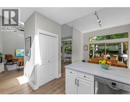 860 Lakes Blvd, French Creek, BC V9P2P8 Photo 19