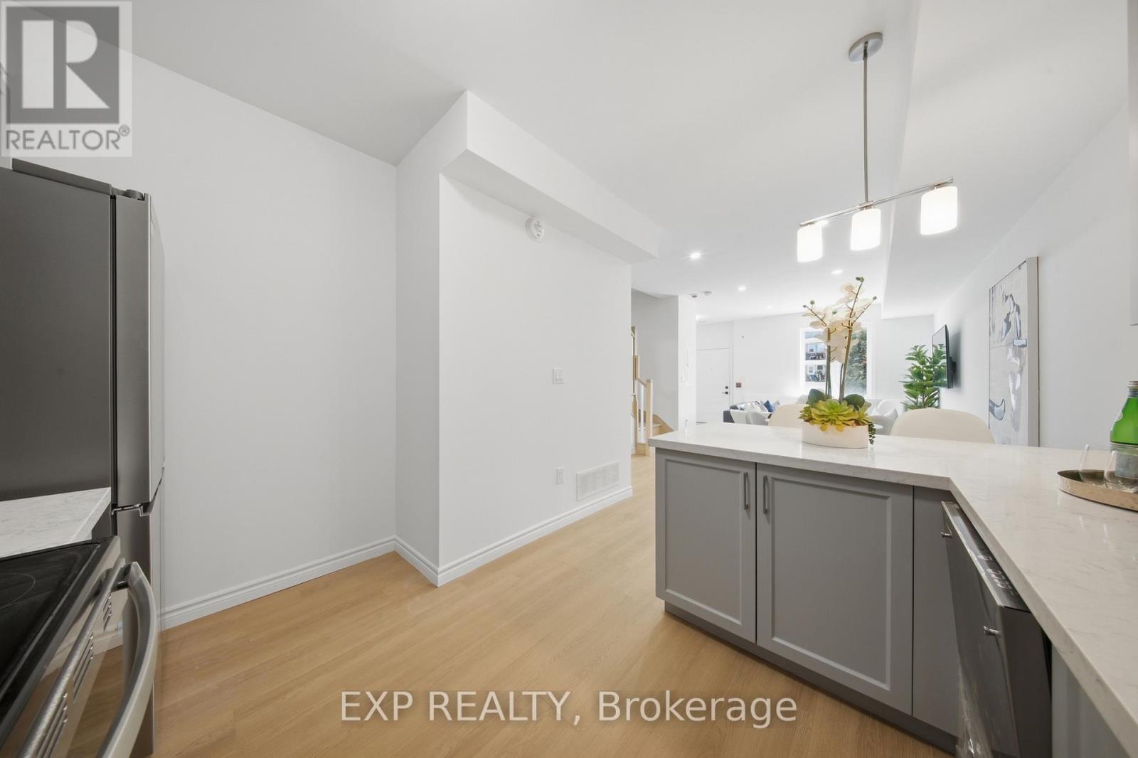 #10 2 SLESSOR BOULEVARD - Image 17