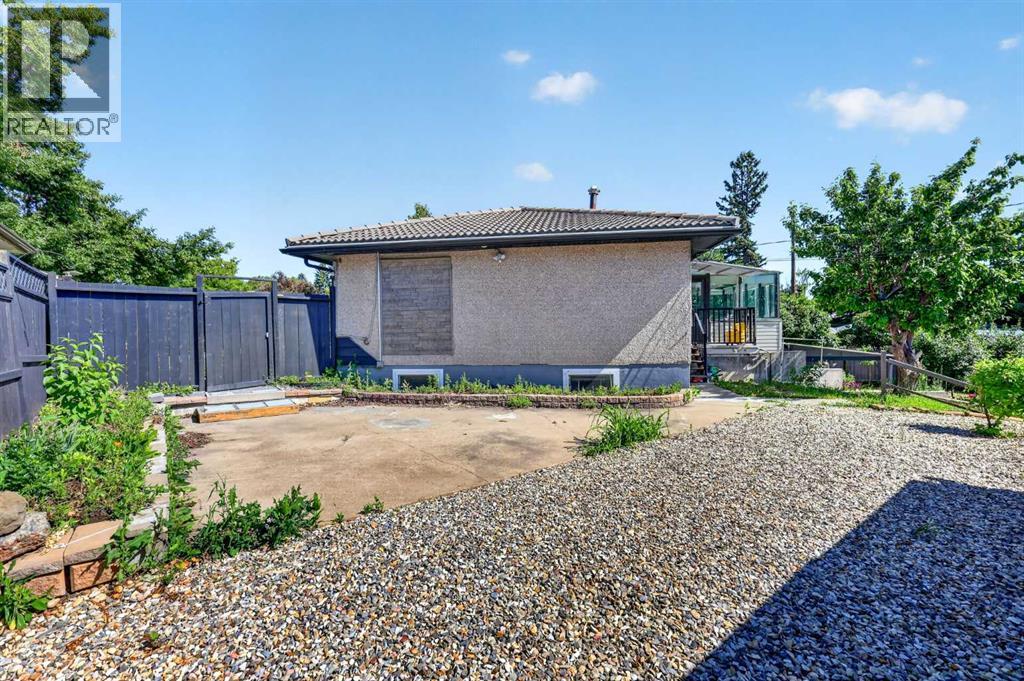 2018 Cottonwood Crescent SE - 34