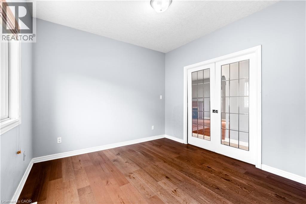 4 CLAIRFIELDS Drive W - 11