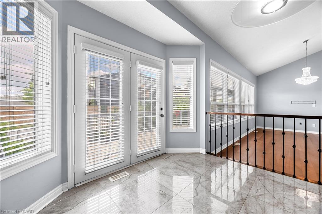 4 CLAIRFIELDS Drive W - 19