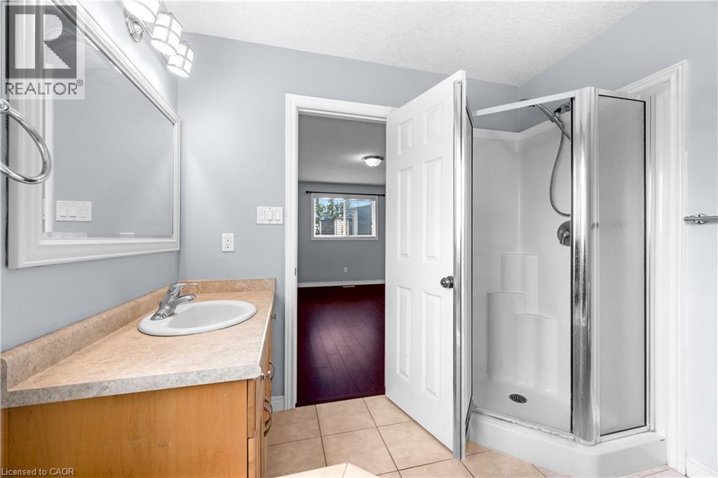 4 CLAIRFIELDS Drive W - 32