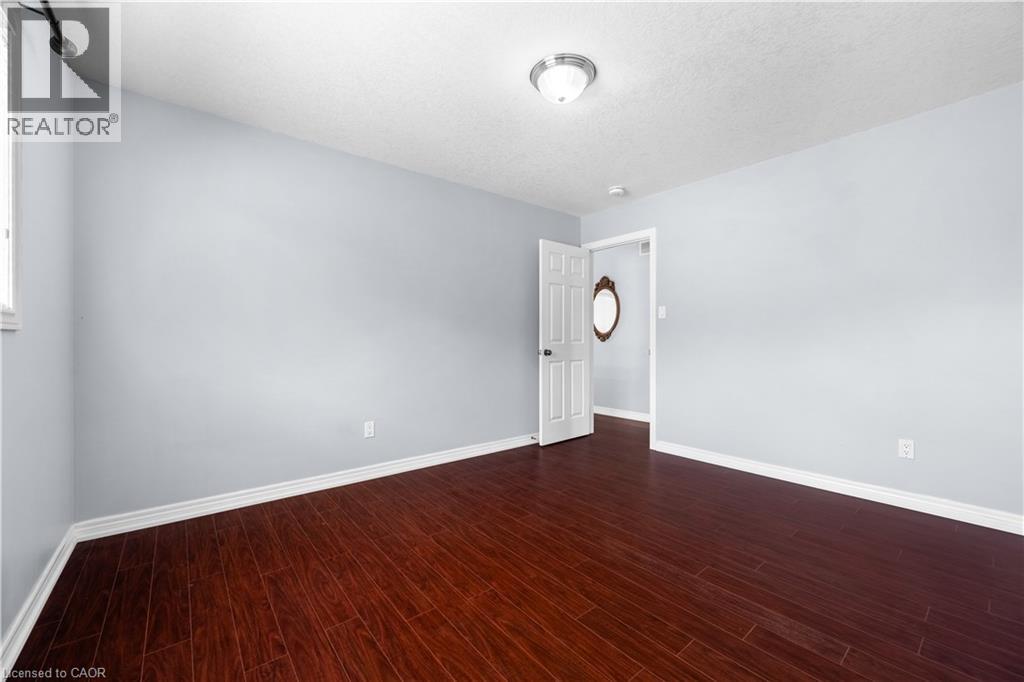 4 CLAIRFIELDS Drive W - 40