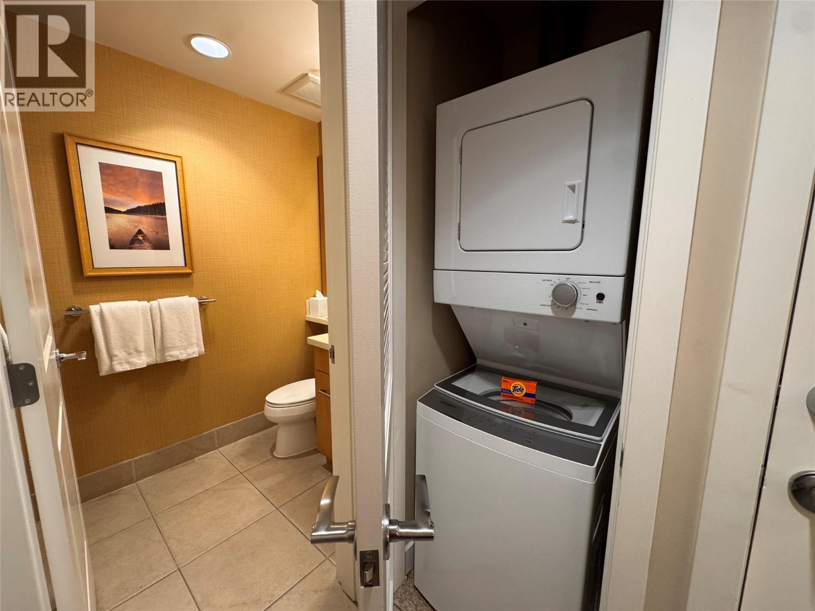 #113 15 Park Place - Image 6