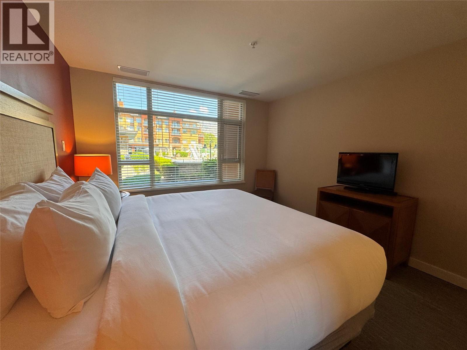 #113 15 Park Place - Image 14