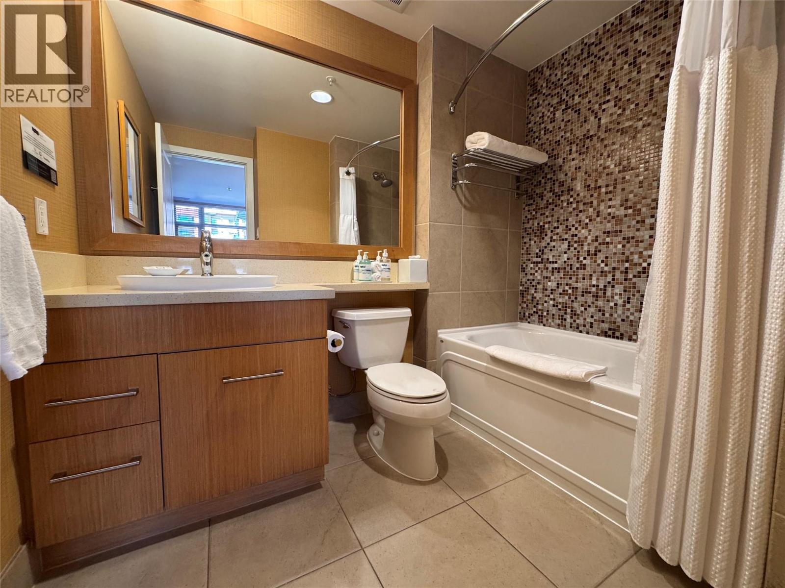 #113 15 Park Place - Image 17