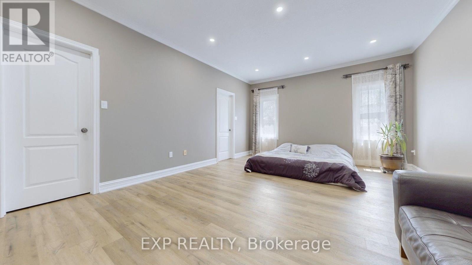 42 SOMERVILLE CRESCENT - 30