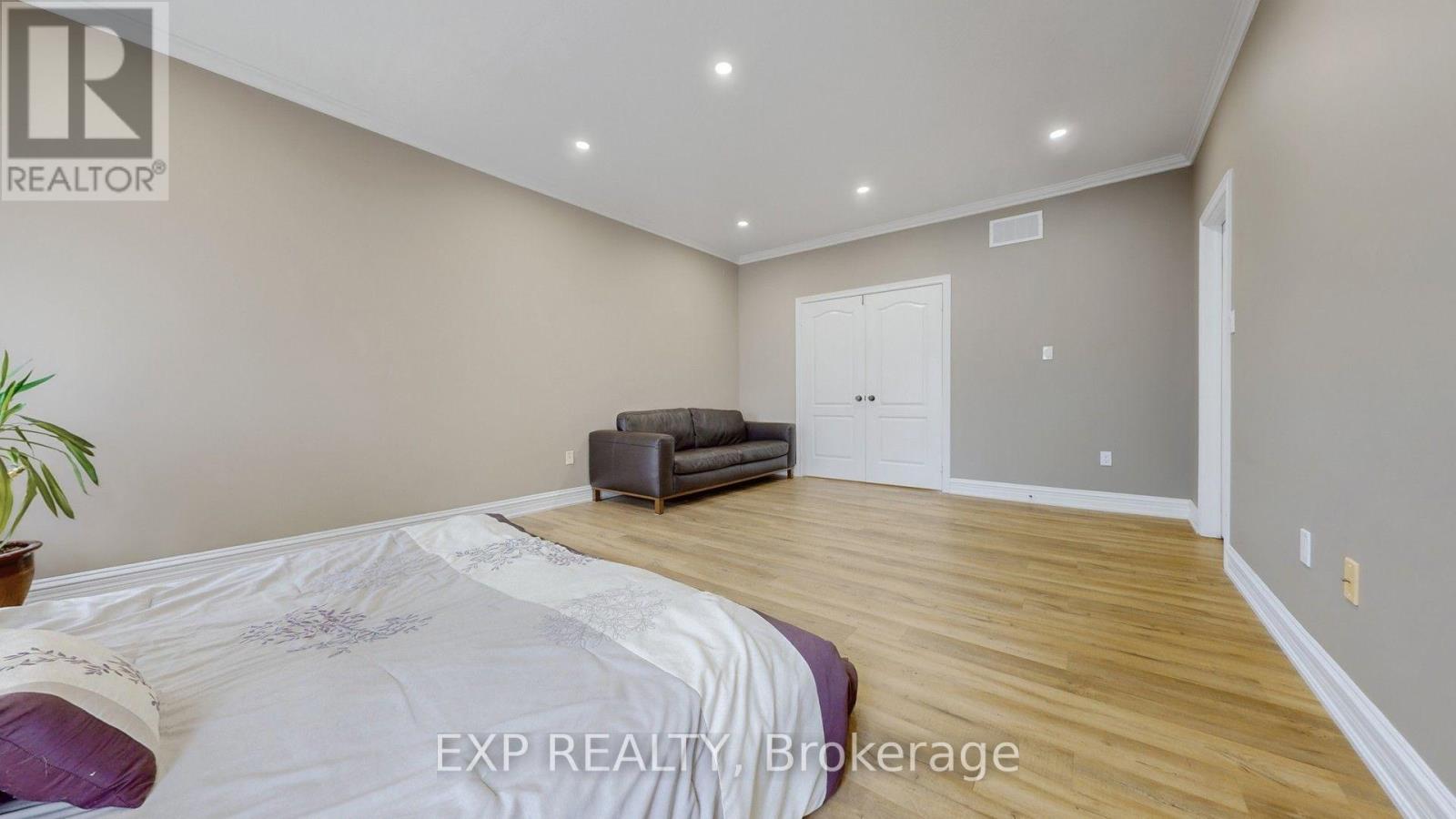 42 SOMERVILLE CRESCENT - 31