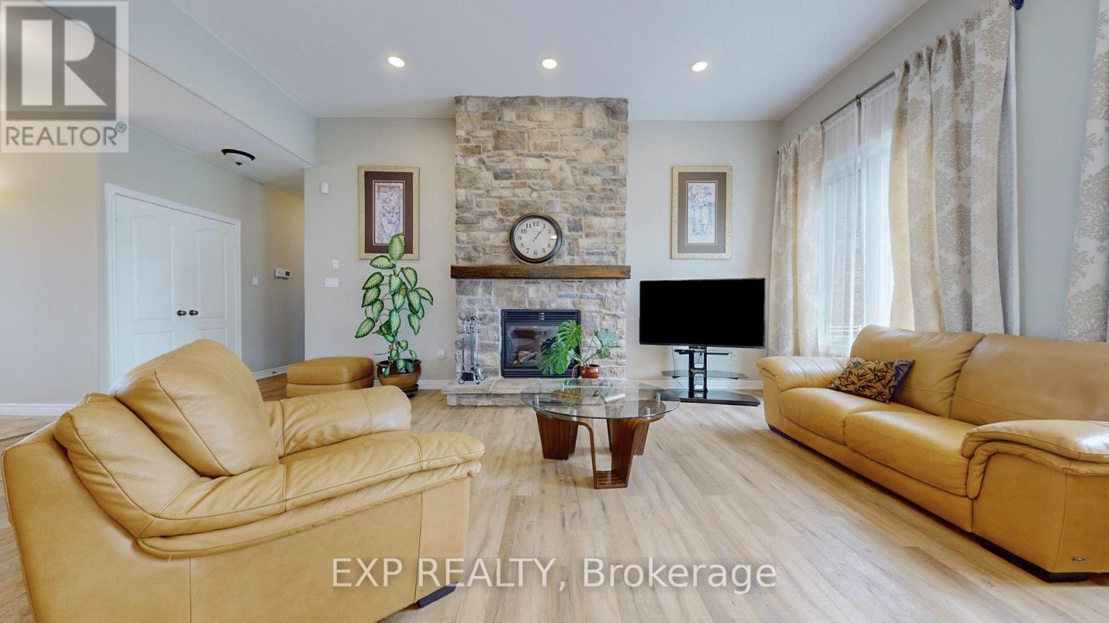 42 SOMERVILLE CRESCENT - 8