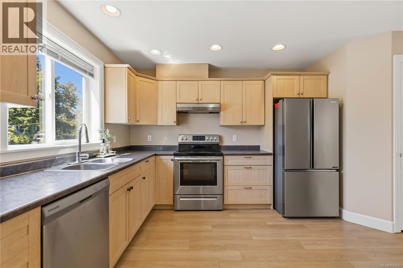 2085 Solent Rd N - 14
