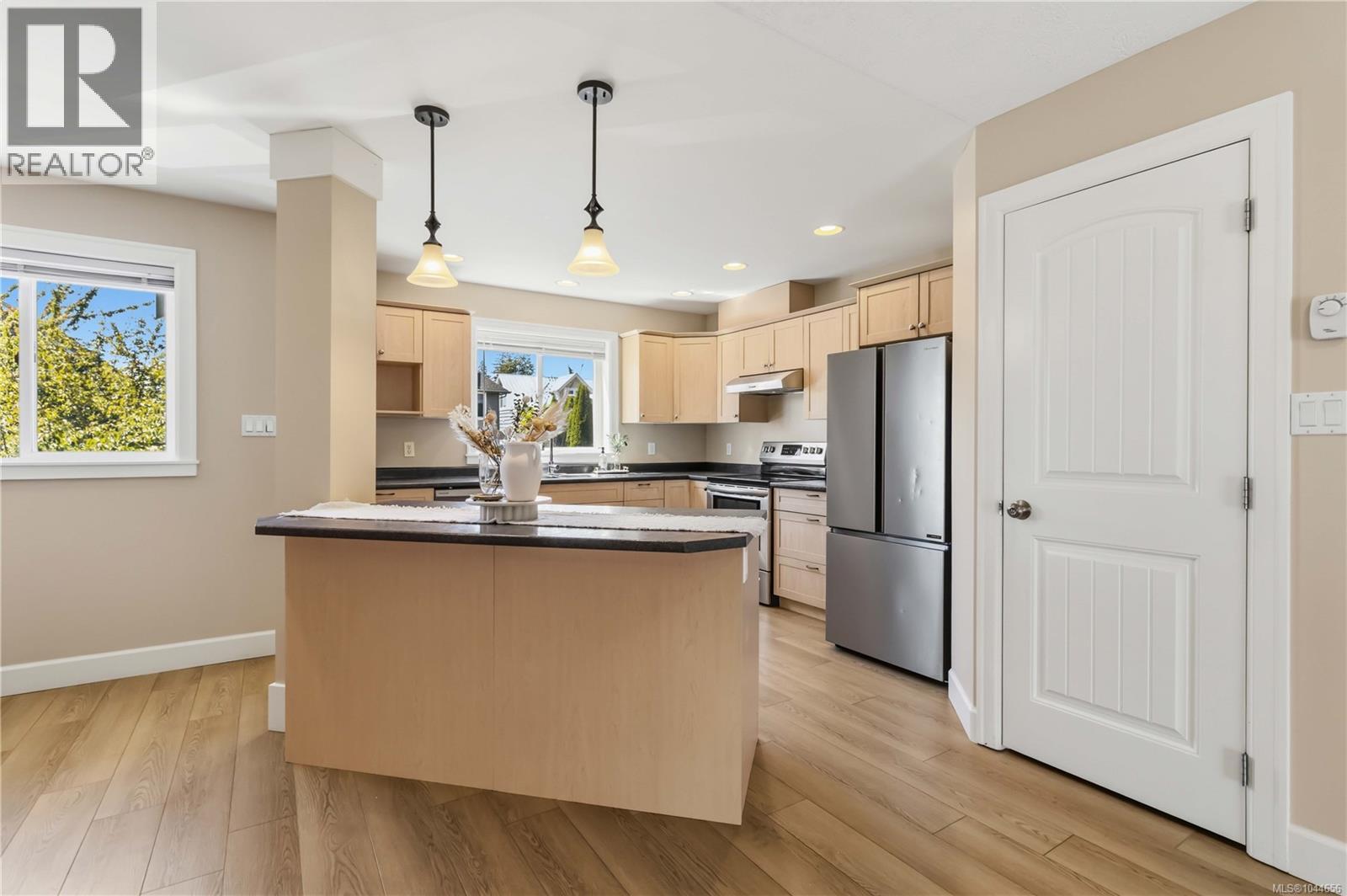 2085 Solent Rd N - 13