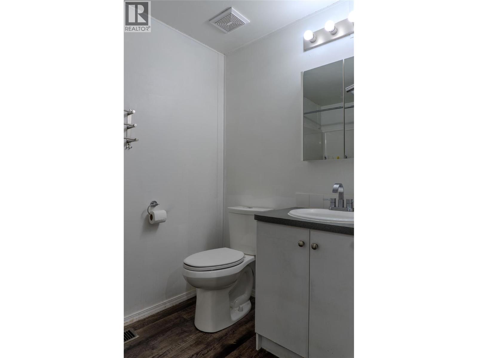 #10 606 Edward Street - 12